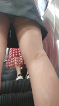 人妻熟女控必备！天生妖娆风骚脸淫荡骚妻【小愤青】露脸性爱自拍视图集，大白天街边车震居家各种啪啪相当反差 截图5