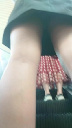 人妻熟女控必备！天生妖娆风骚脸淫荡骚妻【小愤青】露脸性爱自拍视图集，大白天街边车震居家各种啪啪相当反差 截图9