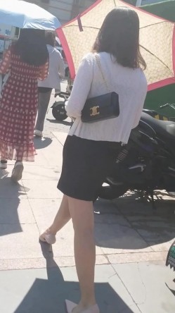 人妻熟女控必备！天生妖娆风骚脸淫荡骚妻【小愤青】露脸性爱自拍视图集，大白天街边车震居家各种啪啪相当反差 截图12