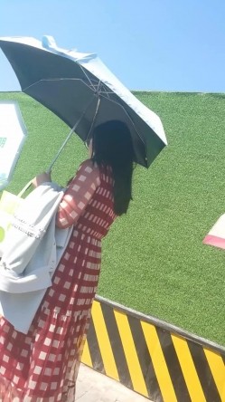 人妻熟女控必备！天生妖娆风骚脸淫荡骚妻【小愤青】露脸性爱自拍视图集，大白天街边车震居家各种啪啪相当反差 截图13