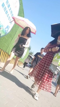 人妻熟女控必备！天生妖娆风骚脸淫荡骚妻【小愤青】露脸性爱自拍视图集，大白天街边车震居家各种啪啪相当反差 截图15