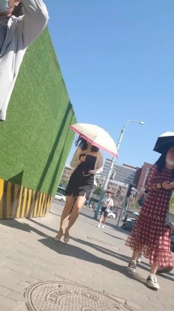 人妻熟女控必备！天生妖娆风骚脸淫荡骚妻【小愤青】露脸性爱自拍视图集，大白天街边车震居家各种啪啪相当反差 截图16
