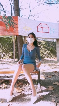 巅峰颜值女神尤物『jena』户外拍摄拾趣 甜美精致脸蛋修长雪白美腿黑丝翘臀诱惑 截图6