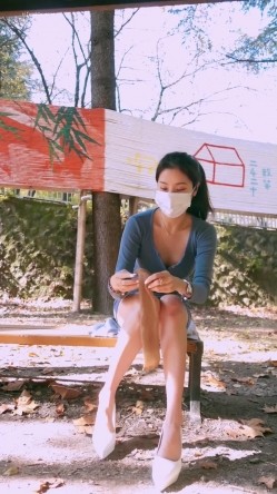 巅峰颜值女神尤物『jena』户外拍摄拾趣 甜美精致脸蛋修长雪白美腿黑丝翘臀诱惑 截图7