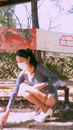巅峰颜值女神尤物『jena』户外拍摄拾趣 甜美精致脸蛋修长雪白美腿黑丝翘臀诱惑 截图11