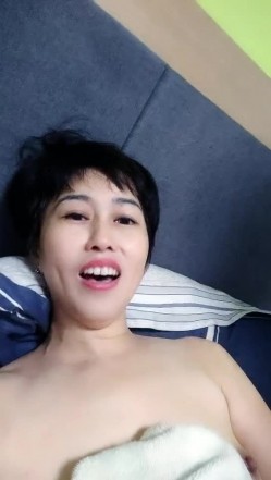 熟女姐姐想要了勾搭精壮小伙激情啪啪，露脸口交大鸡巴让小哥激情抠逼浪荡呻吟，床上床下爆草抽插给她干高潮 截图13