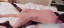 线条感满满的老婆 穿上连体黑丝被单男各种角度狂操 截图11