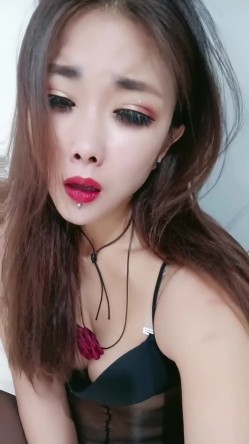 当过站街女的年轻后妈跟好大儿没羞没臊的操逼日常，连体黑丝销魂表情特写深喉，口技了得 无套骑乘吐舌 截图4