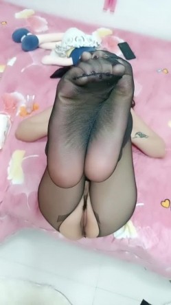 当过站街女的年轻后妈跟好大儿没羞没臊的操逼日常，连体黑丝销魂表情特写深喉，口技了得 无套骑乘吐舌 截图13