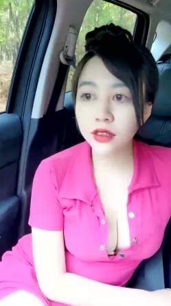 【妖精霍霍】从家中阳台到户外野战，还要车震，极品尤物御姐，美乳白虎，彻底放飞了自我 截图2