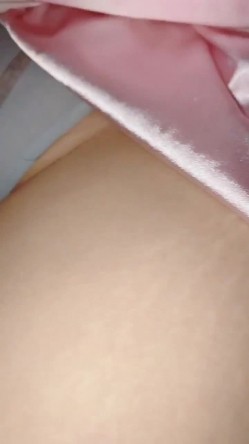 小姨子来我家躺在沙发上戴着耳机听着歌睡着了，悄悄拉开她吊带,看看她的大咪咪和粉鲍鱼 截图7