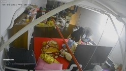 【极品稀缺 ️破解摄像头】极品服务员宿舍日常 ️小姐姐年轻美乳好坚挺 穿搭职业装制服很有气质 距离超近 高清1080P版 截图4