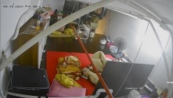 【极品稀缺 ️破解摄像头】极品服务员宿舍日常 ️小姐姐年轻美乳好坚挺 穿搭职业装制服很有气质 距离超近 高清1080P版 截图11