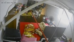 【极品稀缺 ️破解摄像头】极品服务员宿舍日常 ️小姐姐年轻美乳好坚挺 穿搭职业装制服很有气质 距离超近 高清1080P版 截图13