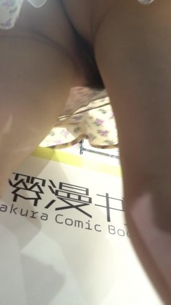 展销会极限抄底碎花裙眼镜小姐姐，身材苗条是个反差婊，因为不穿内裤出门，私密处毛茸茸的 截图5