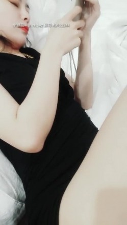 高颜值风骚少妇~小晓方~，酒店偷情，身材棒，人美逼也美，近距离高清晰观看美人穴，稍稍拨弄就出水了！ 截图3