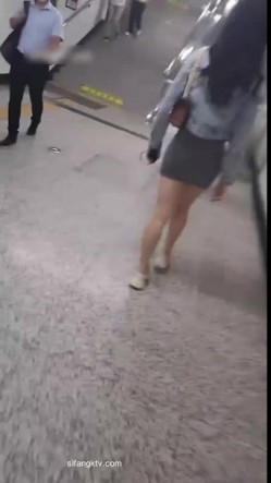 街射【辽宁色魔】地铁口尾随掏出鸡巴 射精在小姐姐身 截图2