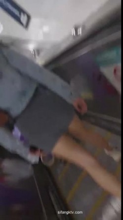 街射【辽宁色魔】地铁口尾随掏出鸡巴 射精在小姐姐身 截图4