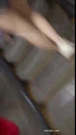街射【辽宁色魔】地铁口尾随掏出鸡巴 射精在小姐姐身 截图5