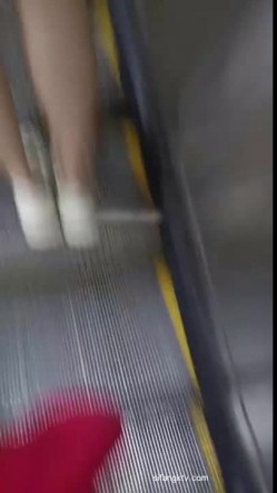 街射【辽宁色魔】地铁口尾随掏出鸡巴 射精在小姐姐身 截图9