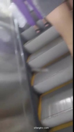 街射【辽宁色魔】地铁口尾随掏出鸡巴 射精在小姐姐身 截图11