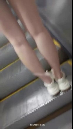 街射【辽宁色魔】地铁口尾随掏出鸡巴 射精在小姐姐身 截图12