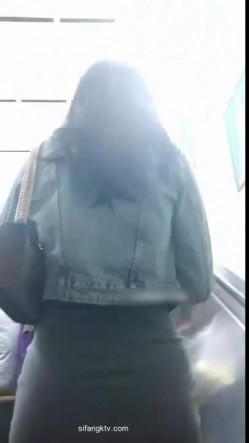 街射【辽宁色魔】地铁口尾随掏出鸡巴 射精在小姐姐身 截图14