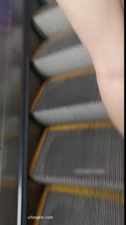 街射【辽宁色魔】地铁口尾随掏出鸡巴 射精在小姐姐身 截图16