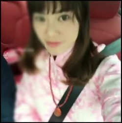 上某综艺节目出名的美女何XX开车途中还不忘和司机大哥玩车震,女上位说：水都流到你蛋蛋上了.下面长的真不错！ 截图2