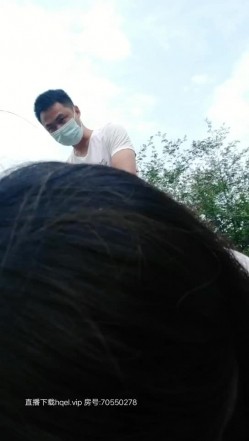 姐妹户外一起爽，小哥好辛苦享受了小姐姐的口活服务后轮草两女，大鸡巴还算坚挺上位抽插奶子乱晃不要错过 截图1