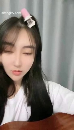 难得一见的广州学生妹子，才艺表演 会弹吉他清唱还很好听，如果她不暴漏出自己的下体 还是处女 截图1