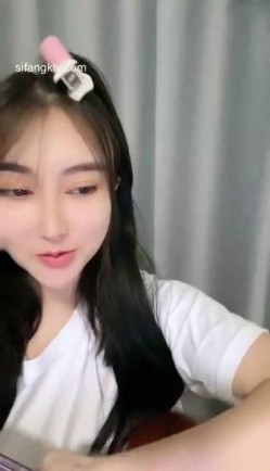 难得一见的广州学生妹子，才艺表演 会弹吉他清唱还很好听，如果她不暴漏出自己的下体 还是处女 截图2