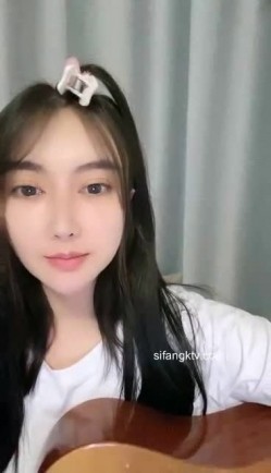 难得一见的广州学生妹子，才艺表演 会弹吉他清唱还很好听，如果她不暴漏出自己的下体 还是处女 截图16