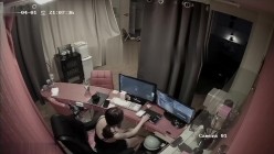 黑客破解网络摄像头偷拍 ️貌似小宾馆值班监控室值班人员在里面泡妞做爱 截图1