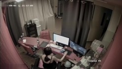 黑客破解网络摄像头偷拍 ️貌似小宾馆值班监控室值班人员在里面泡妞做爱 截图2