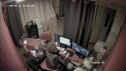 黑客破解网络摄像头偷拍 ️貌似小宾馆值班监控室值班人员在里面泡妞做爱 截图4