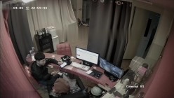 黑客破解网络摄像头偷拍 ️貌似小宾馆值班监控室值班人员在里面泡妞做爱 截图6