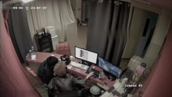 黑客破解网络摄像头偷拍 ️貌似小宾馆值班监控室值班人员在里面泡妞做爱 截图7