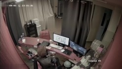 黑客破解网络摄像头偷拍 ️貌似小宾馆值班监控室值班人员在里面泡妞做爱 截图8