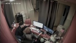 黑客破解网络摄像头偷拍 ️貌似小宾馆值班监控室值班人员在里面泡妞做爱 截图9