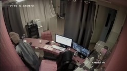 黑客破解网络摄像头偷拍 ️貌似小宾馆值班监控室值班人员在里面泡妞做爱 截图10