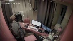 黑客破解网络摄像头偷拍 ️貌似小宾馆值班监控室值班人员在里面泡妞做爱 截图11