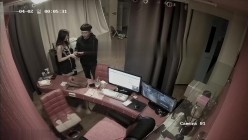 黑客破解网络摄像头偷拍 ️貌似小宾馆值班监控室值班人员在里面泡妞做爱 截图14