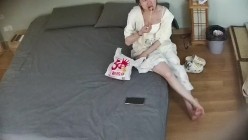 酒店摄像头偷拍 吃完鸡排就开始做爱看着女友白皙的胴体黑小伙忍不住用精液当身体乳射背上 截图1