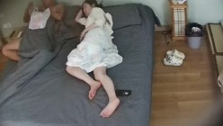 酒店摄像头偷拍 吃完鸡排就开始做爱看着女友白皙的胴体黑小伙忍不住用精液当身体乳射背上 截图2