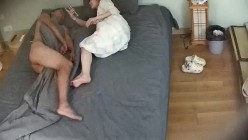 酒店摄像头偷拍 吃完鸡排就开始做爱看着女友白皙的胴体黑小伙忍不住用精液当身体乳射背上 截图3