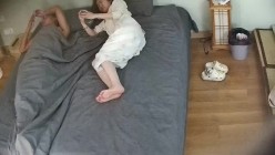 酒店摄像头偷拍 吃完鸡排就开始做爱看着女友白皙的胴体黑小伙忍不住用精液当身体乳射背上 截图5