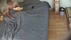 酒店摄像头偷拍 吃完鸡排就开始做爱看着女友白皙的胴体黑小伙忍不住用精液当身体乳射背上 截图6
