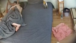 酒店摄像头偷拍 吃完鸡排就开始做爱看着女友白皙的胴体黑小伙忍不住用精液当身体乳射背上 截图12