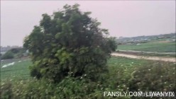 天花板露出狂人御姐【cikaimoon】无视路人，大白天进村全裸勾引，放牛大叔望眼欲穿啊 截图2